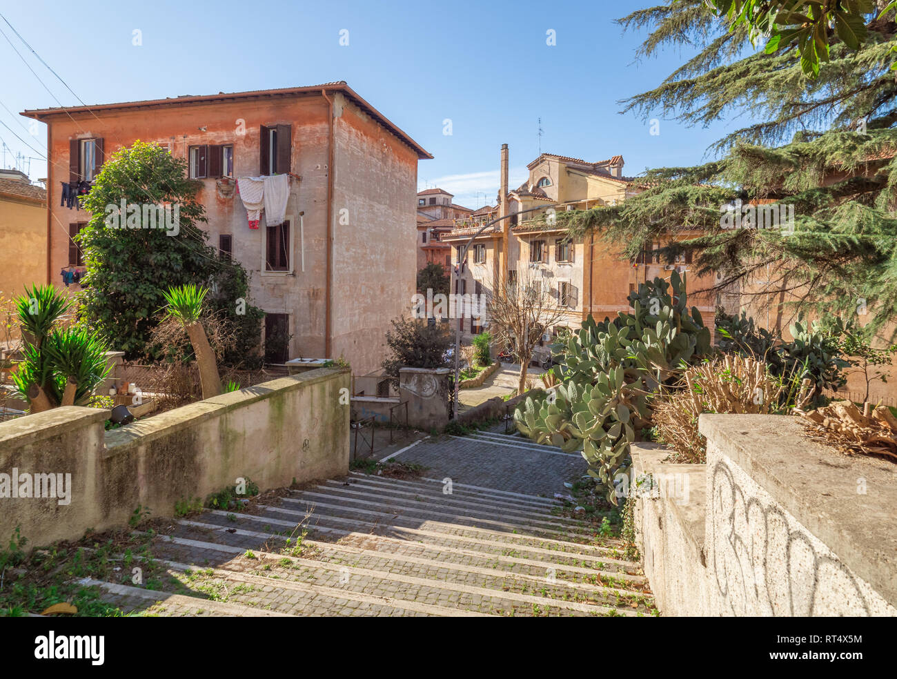 Roma (Italia) - La suggestiva popolare quartiere Garbatella nel quartiere Ostiense, un agglomerato in stile rococò con giardini e la famosa bri moderno Foto Stock