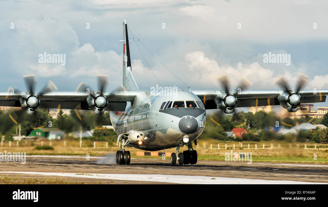Un Popolo della Esercito di Liberazione Air Force Y-9 medio raggio a velivoli da trasporto. Foto Stock