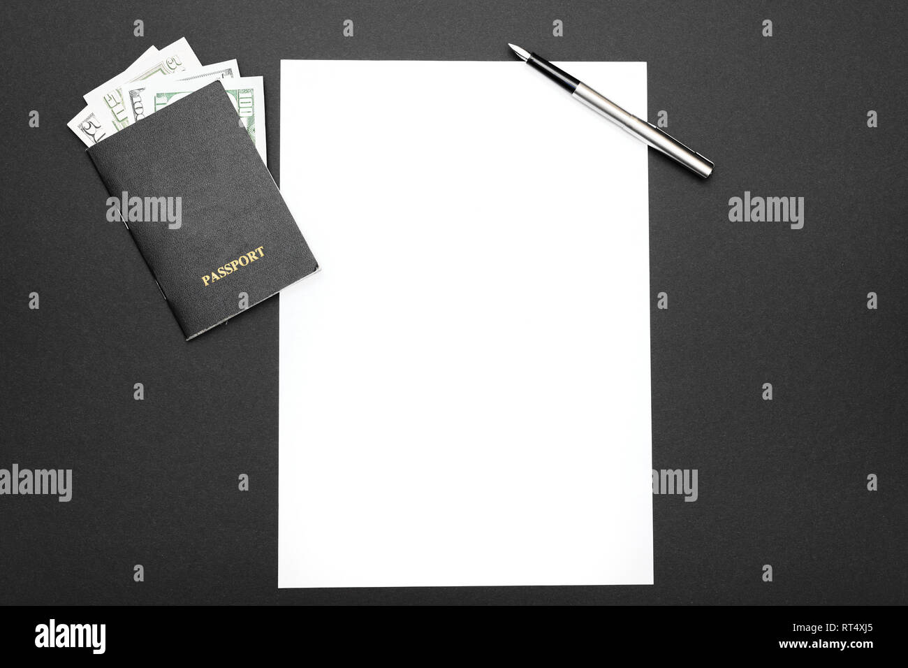 Passaporto penna con denaro foglio di carta bianco giacciono su uno sfondo nero. concetto di finanziare il credito Foto Stock
