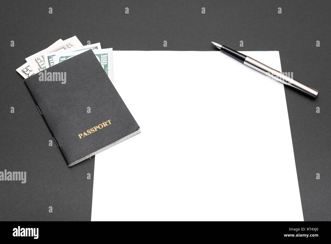 Passaporto penna con denaro foglio di carta bianco giacciono su uno sfondo nero. concetto di finanziare il credito Foto Stock