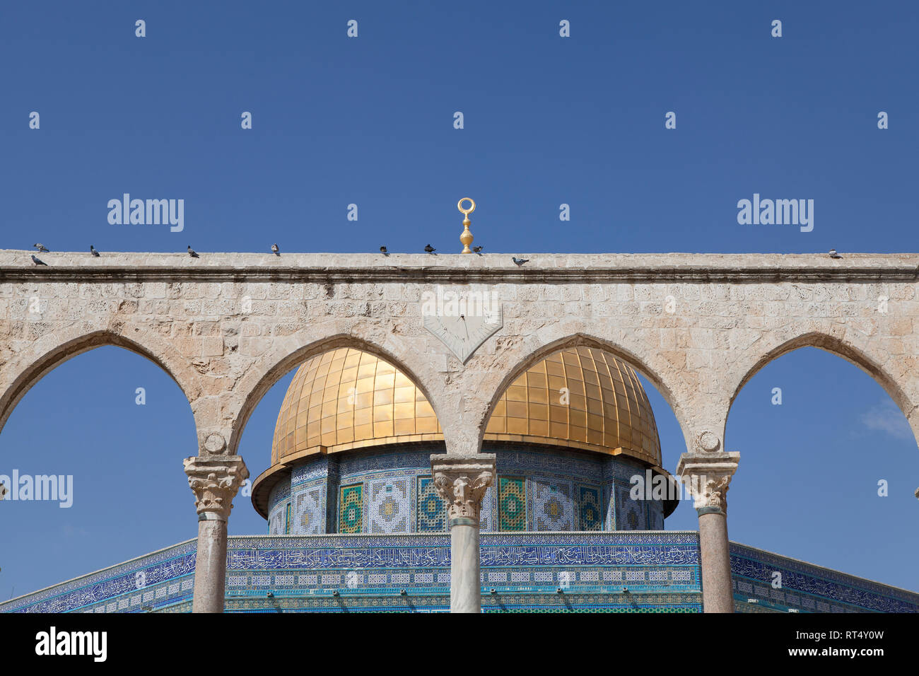 Israele, Gerusalemme, Cupola della roccia, cupola dorata, archi corinzio Foto Stock