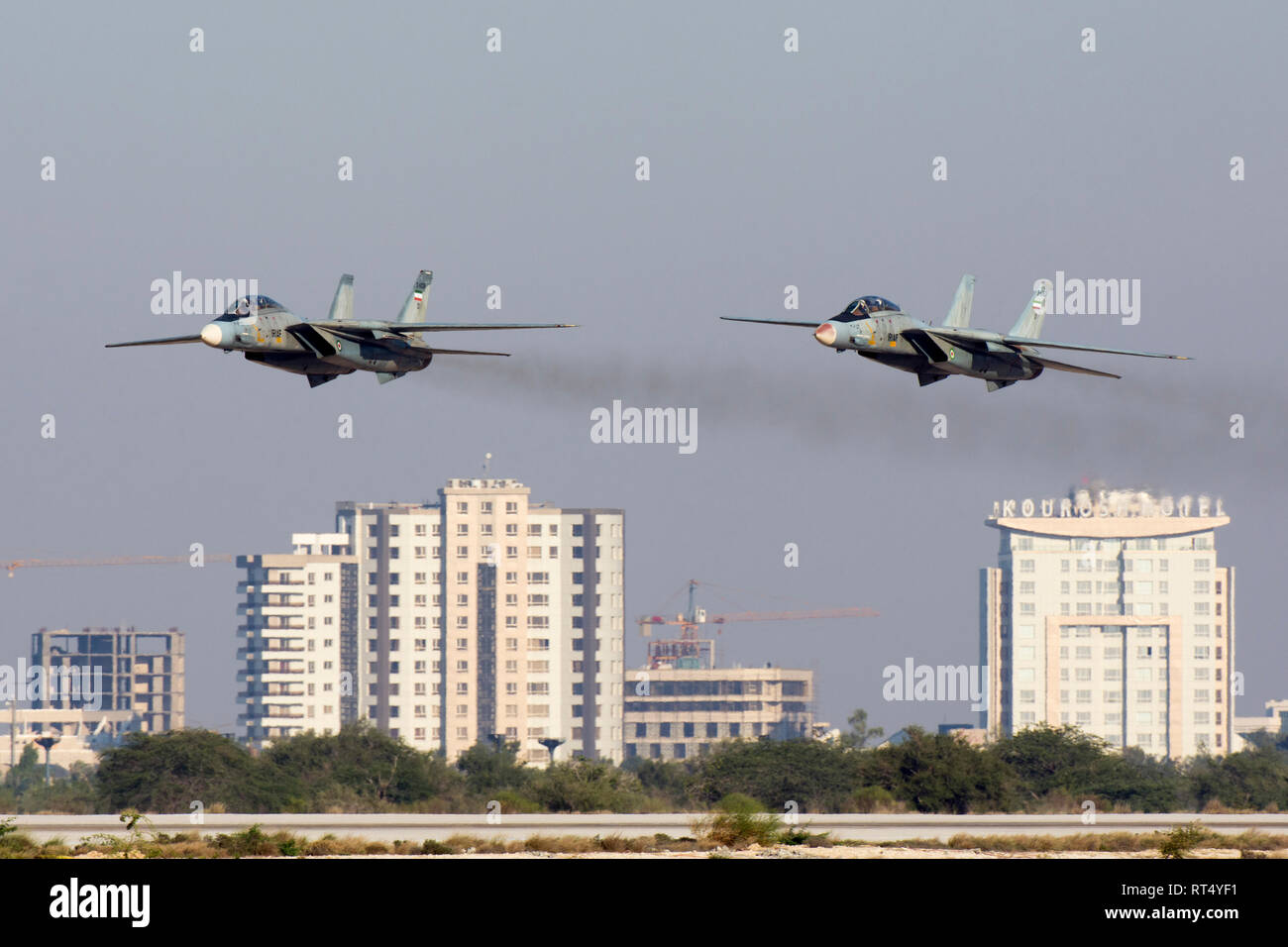 Una coppia di F-14A Tomcat effettuare un basso passaggio lungo la pista durante l'Iran Airshow 2018. Foto Stock