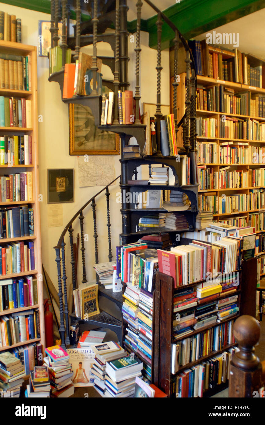 Scala elicoidale in Caledonia Libri a Great Western Road, Glasgow, Scozia, Regno Unito Foto Stock