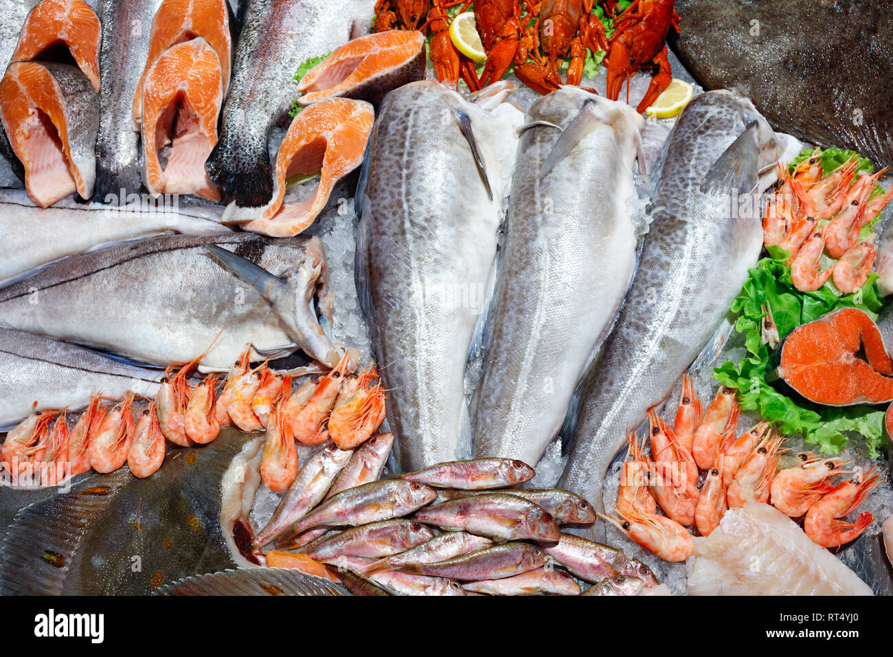Vetrina di piatti a base di frutti di mare nel mercato del mare Foto Stock