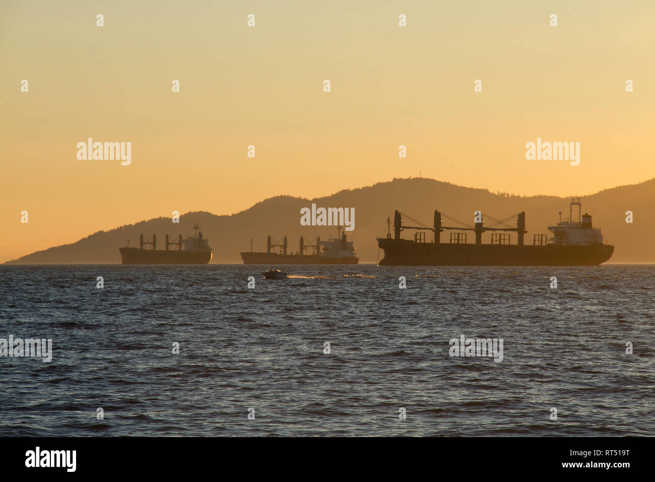 Tre aerei cargo ancorato in English Bay in attesa dell'entrata nel porto di Vancouver. Foto Stock