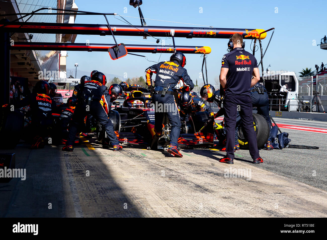 Aston Martin RedBull Racing team mates visto il cambio gomme in Max Verstappen RB15 auto durante il secondo viaggio della seconda settimana di test F1 giorni nel circuito di Montmelò. Foto Stock