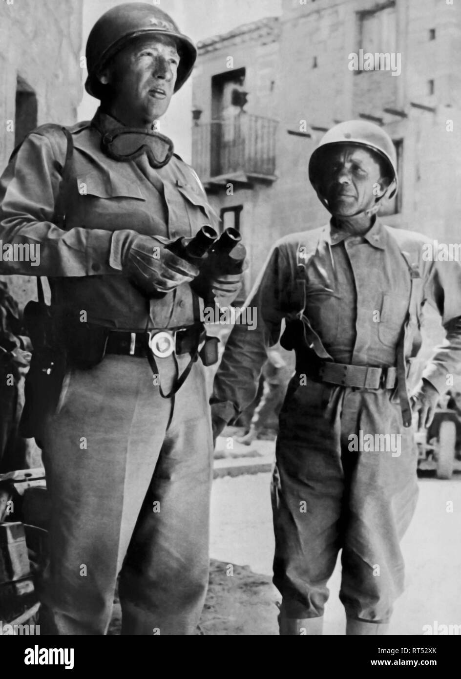 Generale George Patton S. Jr., e il Generale di Brigata Theodore Roosevelt Jr. durante l invasione della Sicilia, 1943. Foto Stock