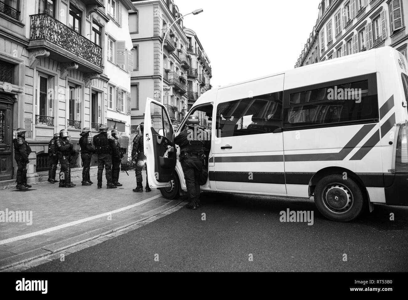 Strasburgo, Francia - 8 dicembre 2018: gli ufficiali di polizia che fissano la zona anteriore del Giallo giubbotti di manifestanti di movimento sul Quai des Bateliers street Foto Stock