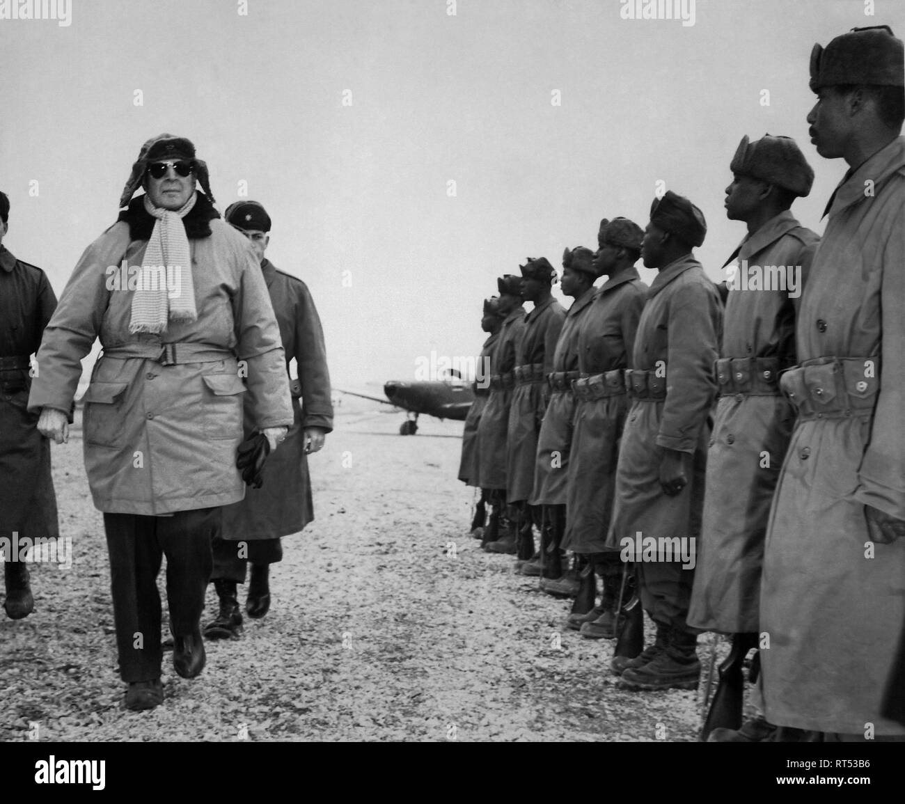 General Douglas MacArthur truppe di ispezione della 24a divisione di fanteria in arrivo al campo di aviazione Kimpo. Foto Stock