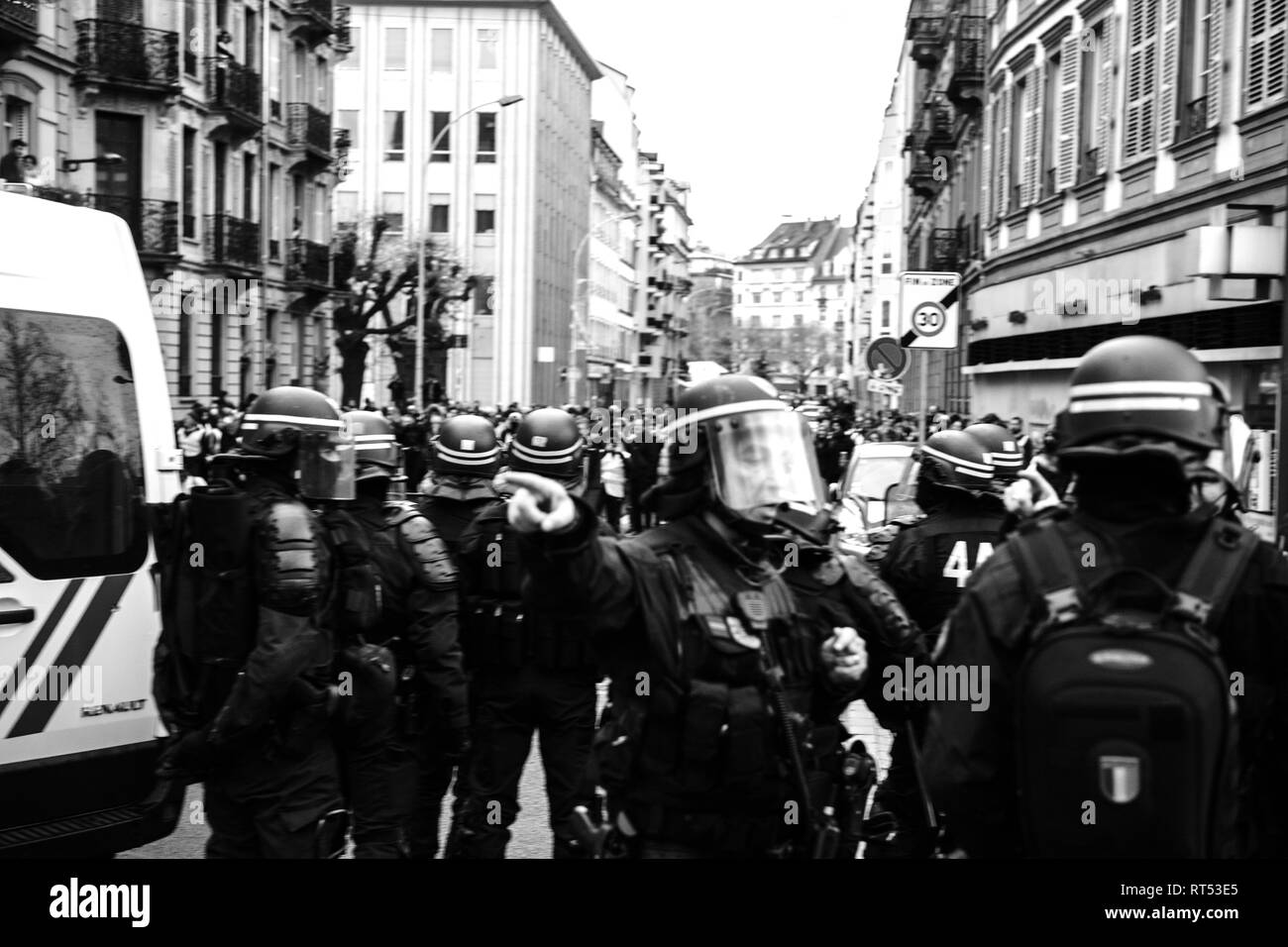 Strasburgo, Francia - 8 dicembre 2018: gli ufficiali di polizia che fissano la zona anteriore del Giallo giubbotti di manifestanti di movimento sul Quai des Bateliers street Foto Stock