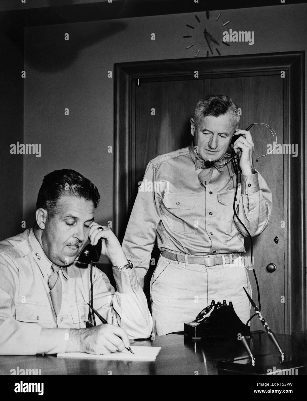 II Guerra Mondiale fotografia del generale Leslie Groves e il generale Thomas F. Farrell sul lavoro, 1945. Foto Stock