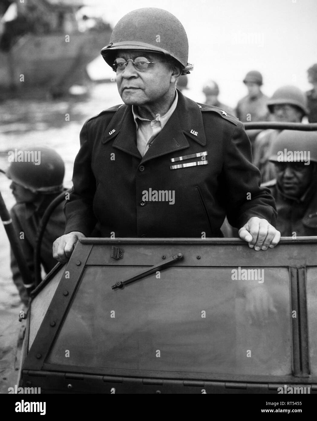 II Guerra Mondiale fotografia del generale Benjamin O. Davis supervisione di truppe in Francia. Foto Stock