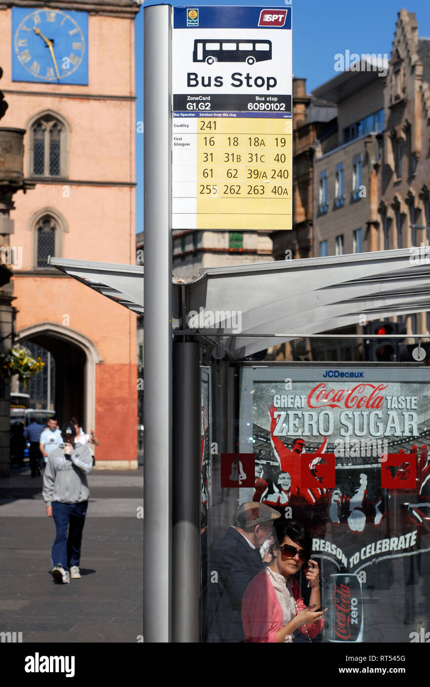 Fermata dell'autobus e orologio della torre a Trongate st., Glasgow, Scozia, Regno Unito Foto Stock