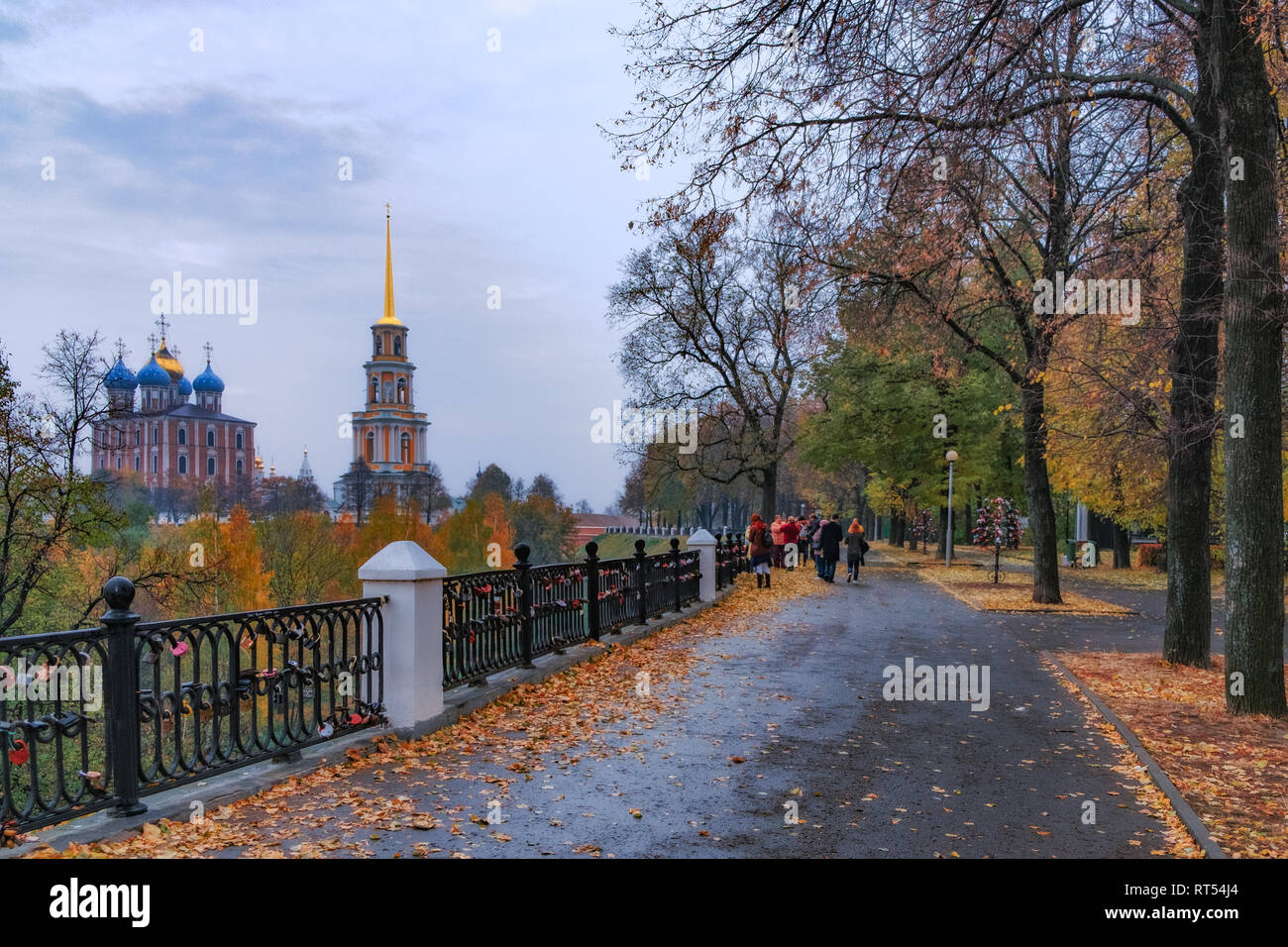 Paesaggio autunnale con assunzione Cattedrale e la torre campanaria del Cremlino Ryazan, Russia Foto Stock