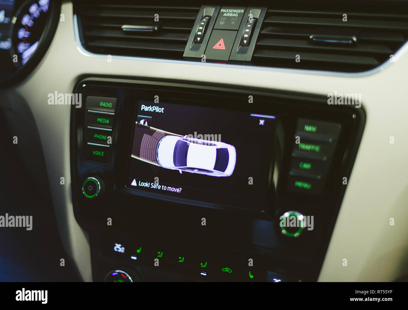 Generico parktronic parkpilot aiuto elettronico di sensori del sistema con la manovra della macchina sulla schermata e testo: guardare, cassaforte per spostare? Foto Stock