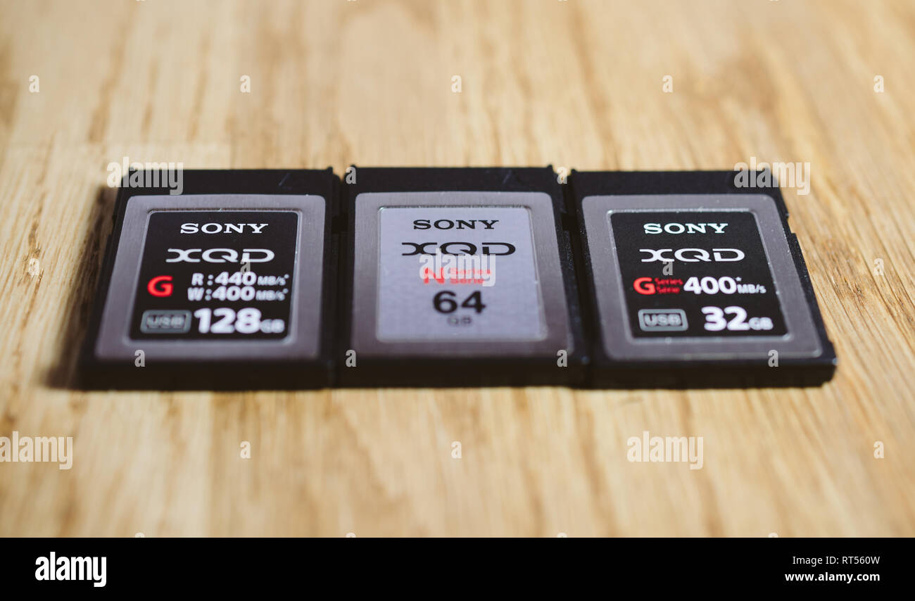 Parigi, Francia - Mar 26, 2017: tre generazioni di Sony XQD M, G, G 2 i dati della scheda di memoria realizzati da Sony utilizzato in Nikon e Sony video foto prodotti per alta velocità di storage di contenuti Foto Stock