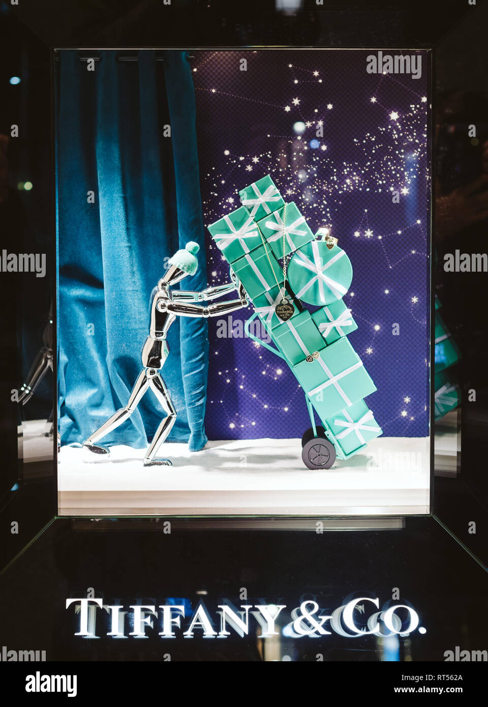 Barcellona, Spagna - Nov 17, 2017: Tiffany & Co. per lo shopping di lusso  negozio facciata di vetro con decorazioni pronto per le vacanze di Natale  con i giocattoli come doni anelli,