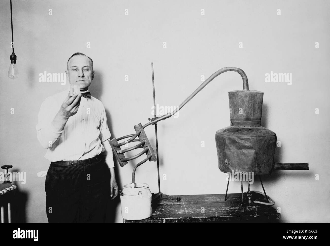 Storia americana fotografia mostrante un confiscati moonshine ancora. Foto Stock