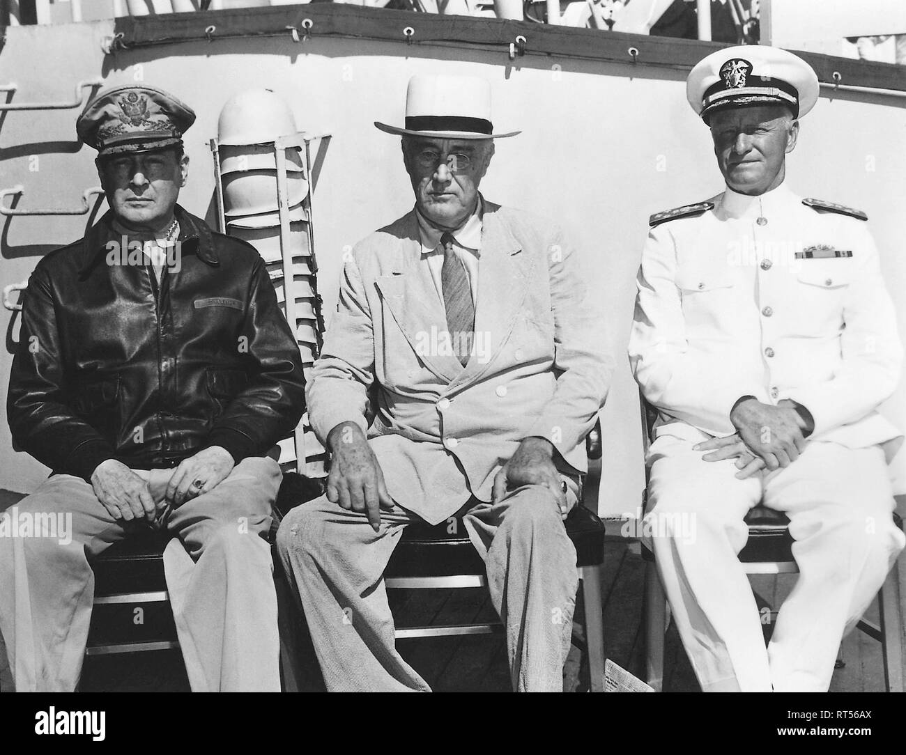 Franklin D. Roosevelt, General Douglas MacArthur e Admiral Nimitz raccolta presso Pearl Harbor, Hawaii, 1944. Foto Stock