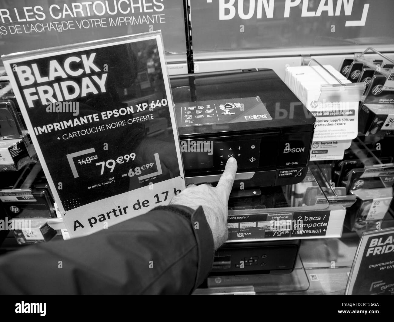 Parigi, Francia - Nov 23, 2017: Venerdì nero store shopping giorno in Francia, Parigi con i clienti persone ad acquistare gadget elettronici in Fnac catena di vendita al dettaglio - uomo rivolta verso la stampante Epson Foto Stock