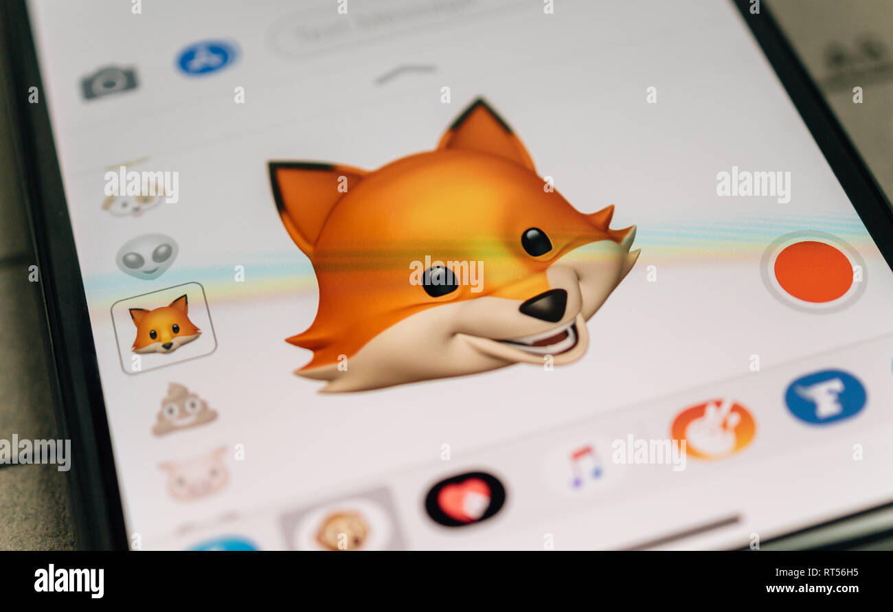 Parigi, Francia - Nov 9 2017: Fox animale 3d animoji gli Emoji generata dal  volto ID sistema di riconoscimento facciale con la faccia felice commozione  close-up del nuovo iphone X 10 Display -