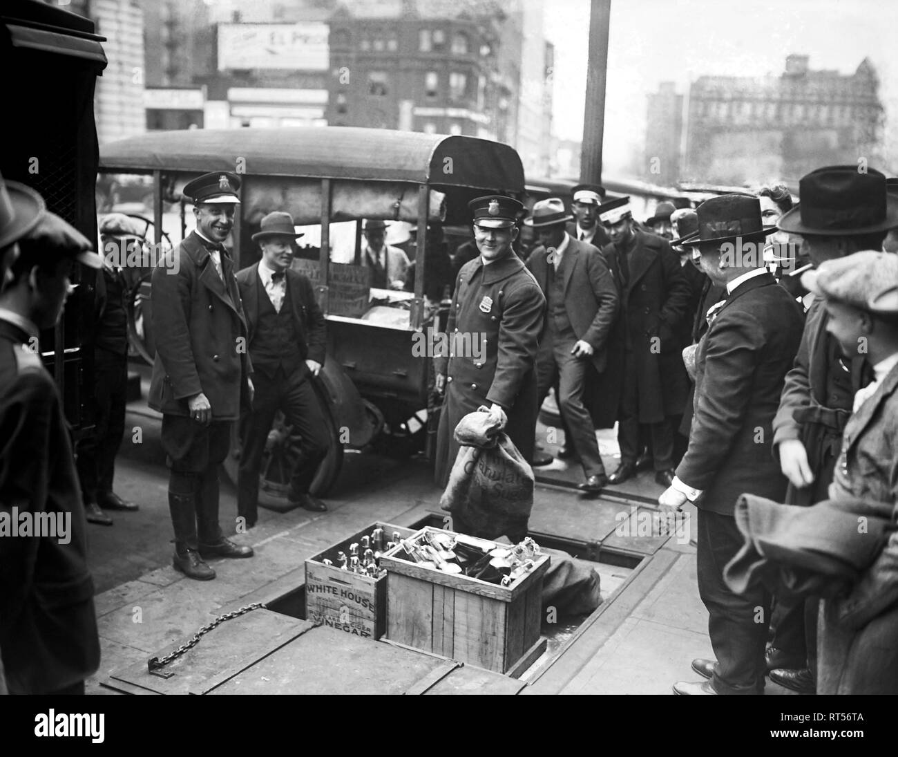Marzo 23, 1923 - i funzionari di polizia distruggendo confiscati booze durante il periodo di divieto. Foto Stock