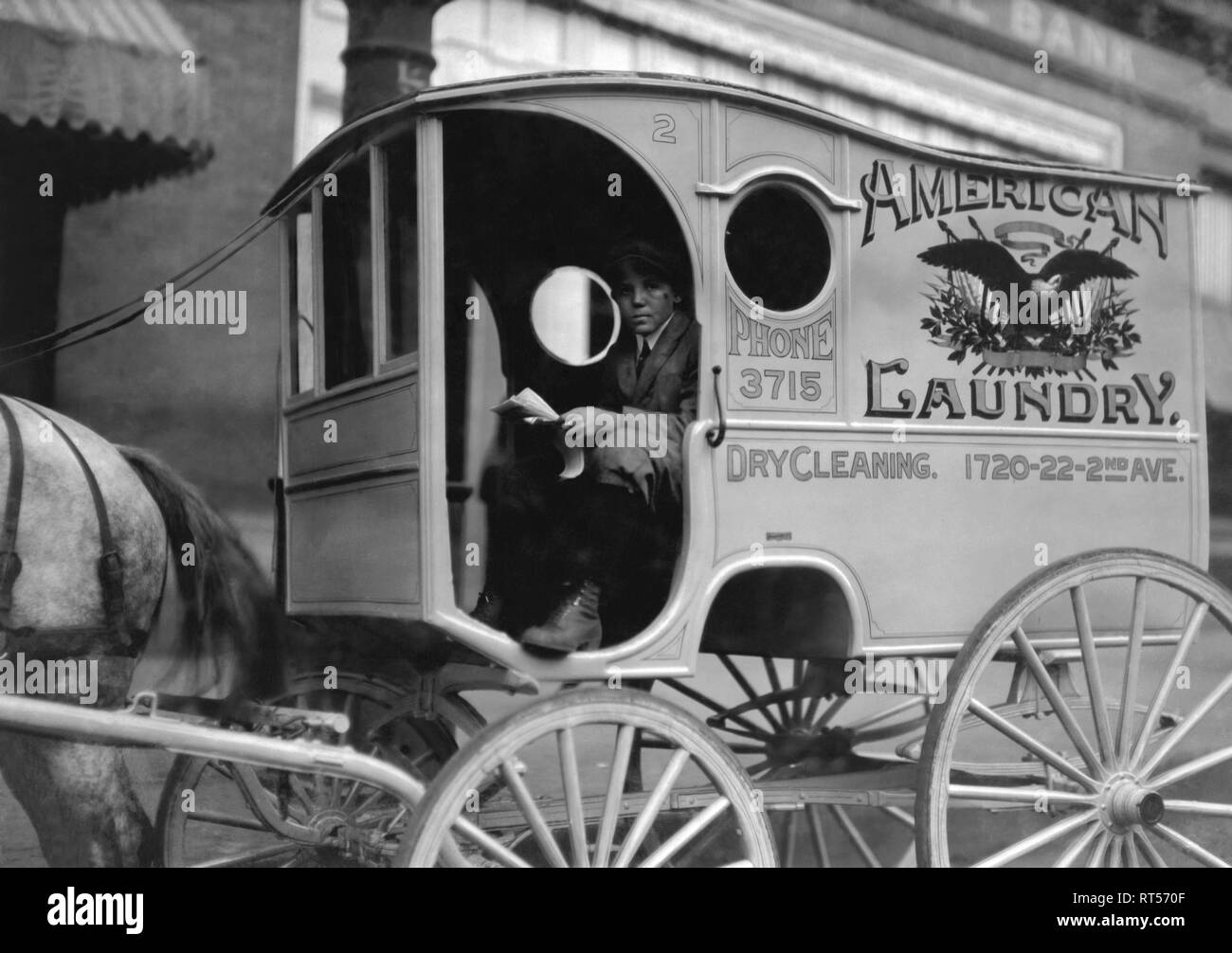 Storia americana fotografia di un carro giovane ragazzo delle consegne, Birmingham, Alabama, 1914. Foto Stock