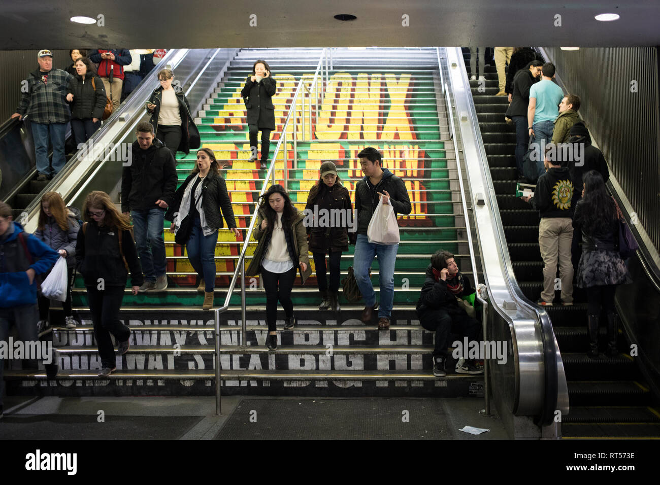 New York City, NY - Marzo 25, 2017: gruppo non identificato di persone che entrano la Penn Station a New York City, NY Foto Stock