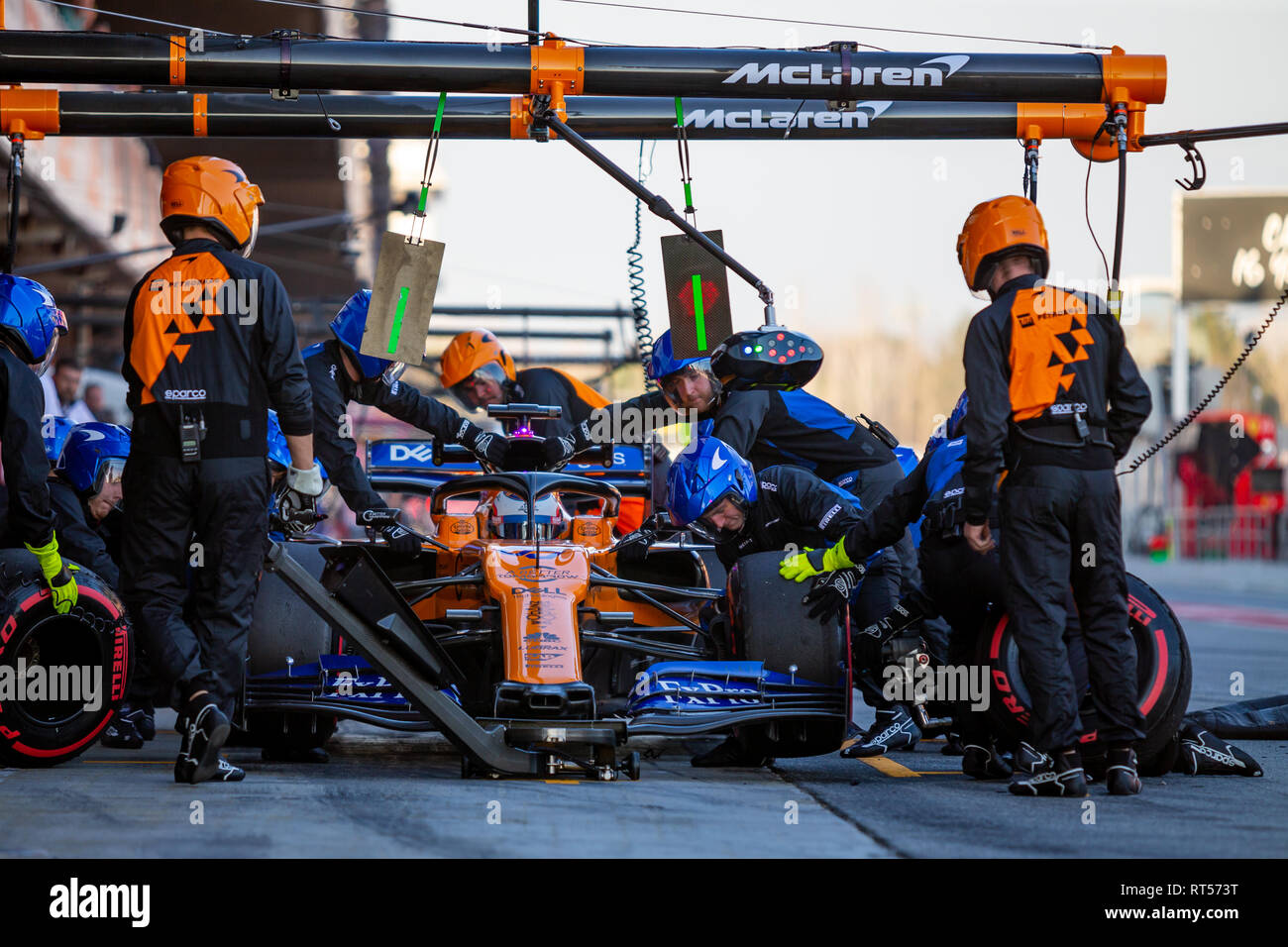 Carlos Sainz della McLaren visto cambiare pneumatici prima del secondo viaggio della seconda settimana di test F1 giorni nel circuito di Montmelò. Foto Stock