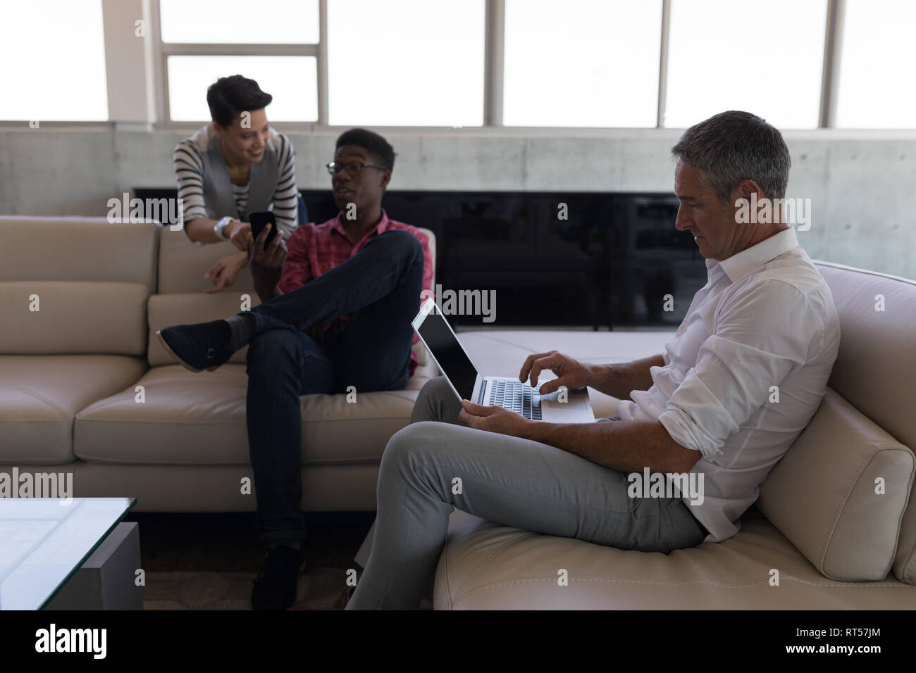 Maschio e femmina dirigenti interagire gli uni con gli altri in ufficio Foto Stock