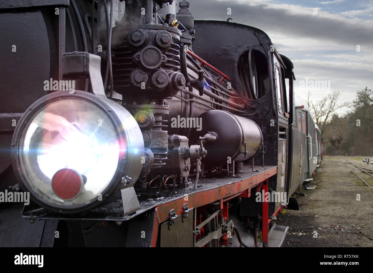 Retrò vapore locomotiva a motore sulle piste. Treno storico. Foto Stock