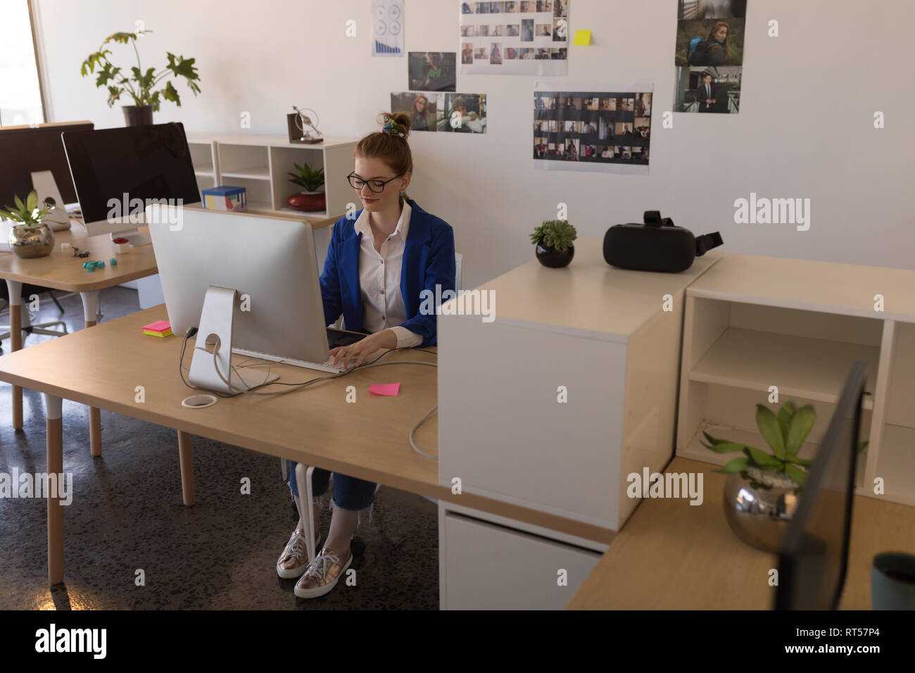 Business donna lavora su personal computer a scrivania Foto Stock