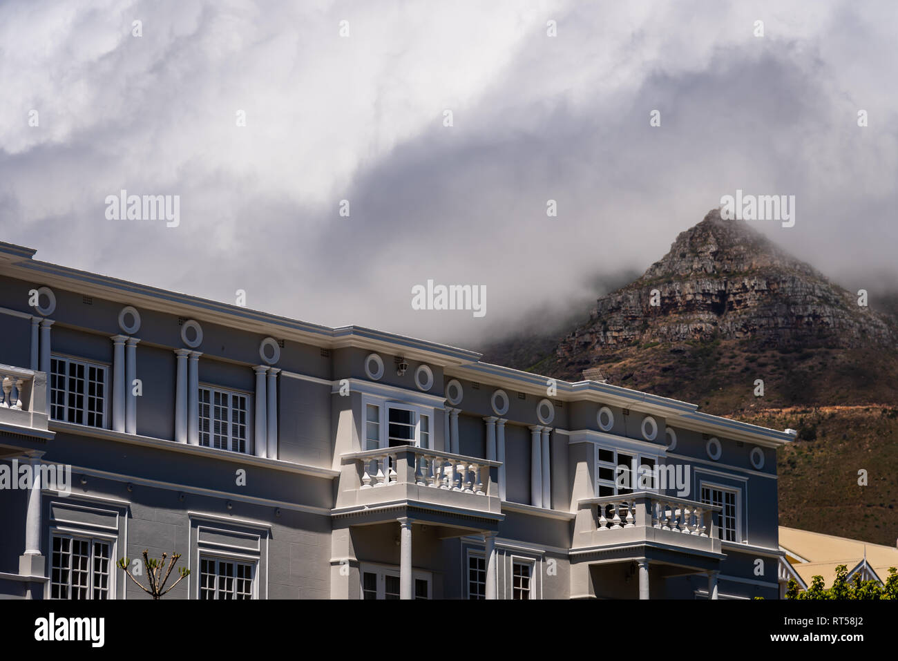 Guardando verso la nuvola coprì la Table Mountain e Cape Town, Sud Africa Foto Stock