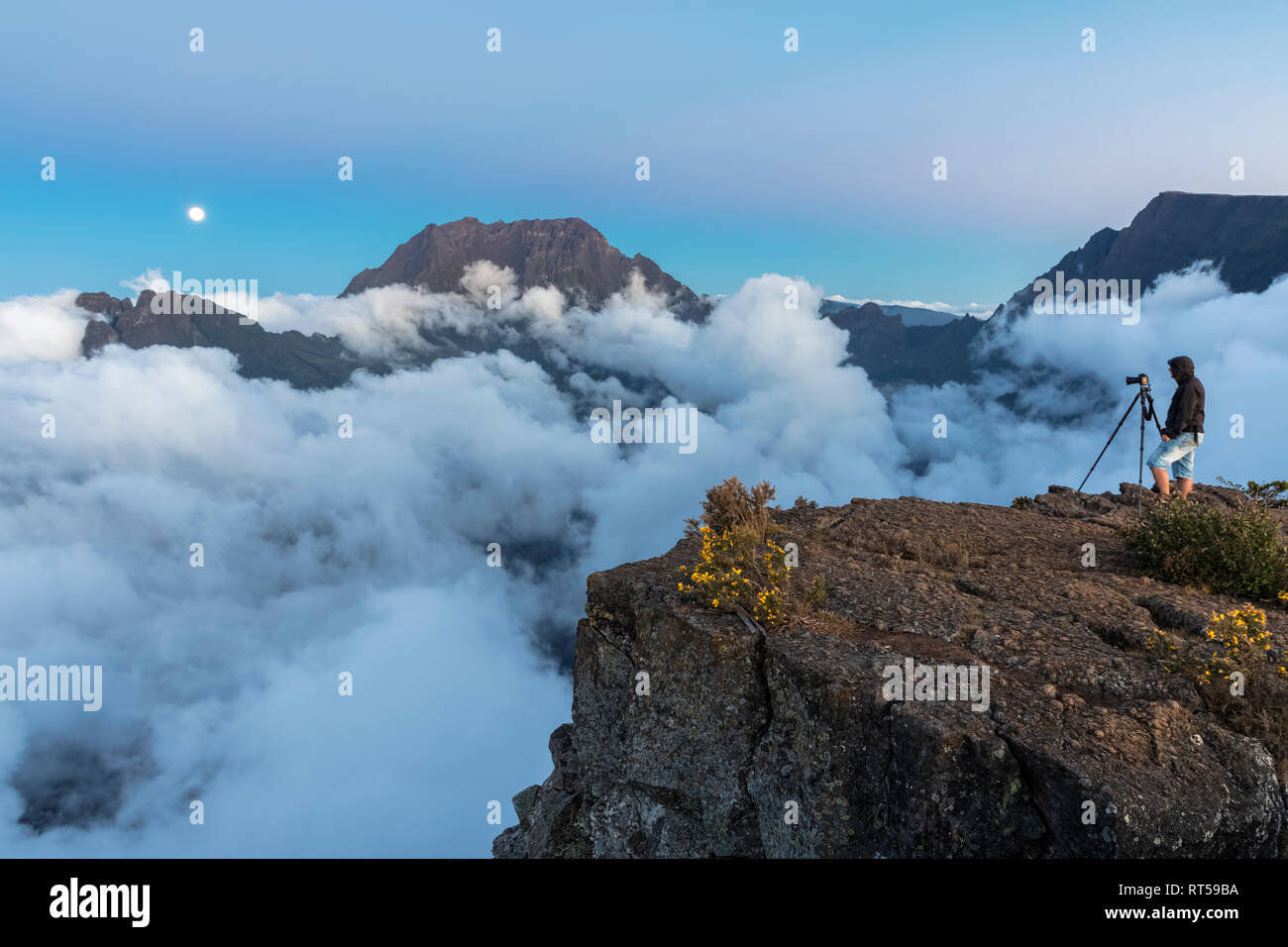 Riunione Maido Viewpoint, vista dal vulcano Maido di Cirque de Mafate, Gros Morne e Piton des Neiges, fotografo, aumento della luna Foto Stock