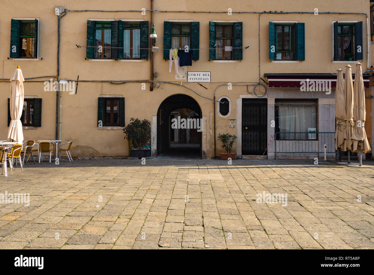 Una piazza nel centro storico di Venezia con il suo famoso viale Foto Stock