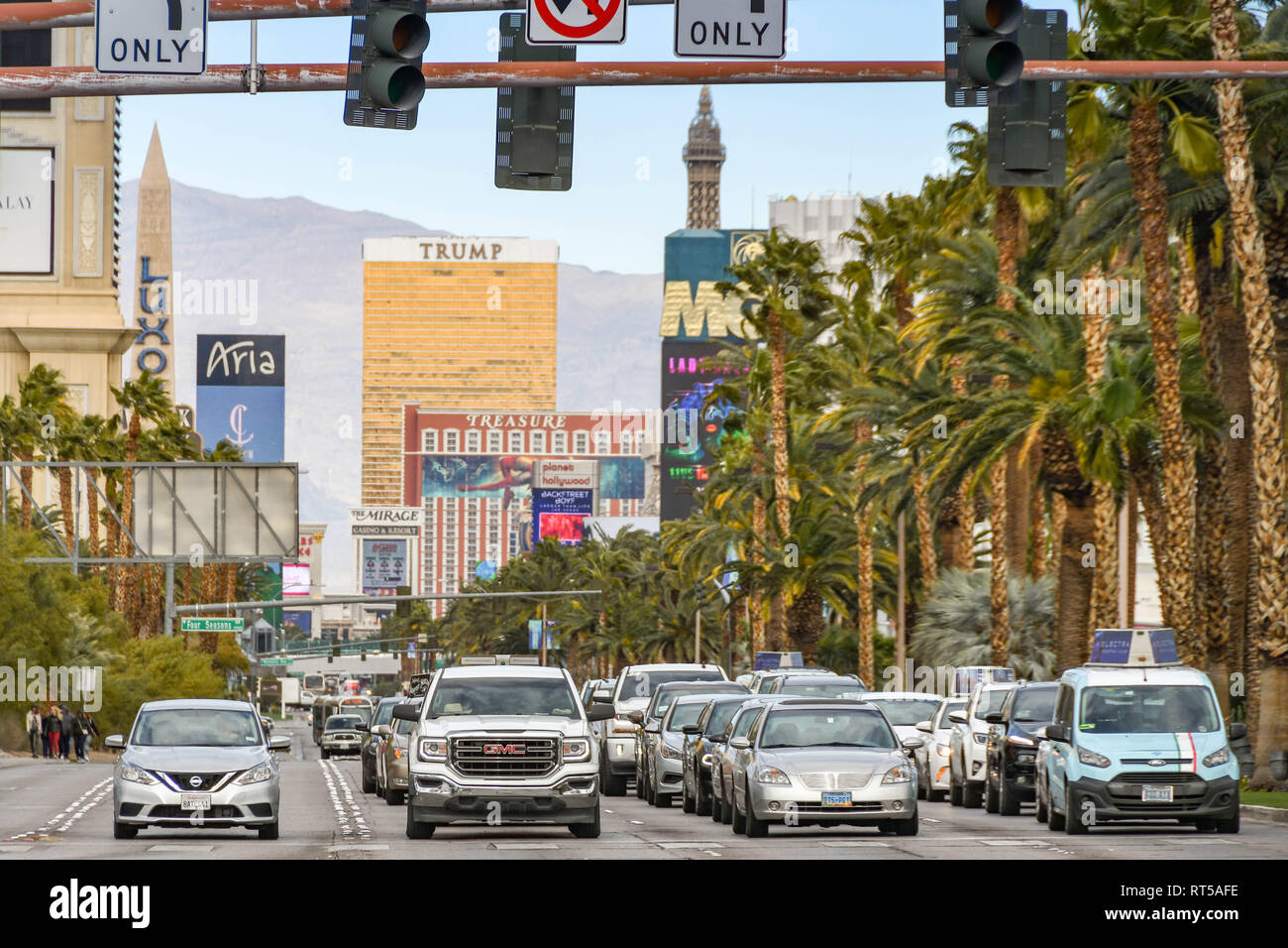 LAS VEGAS, NEVADA, STATI UNITI D'AMERICA - Febbraio 2019: il traffico in direzione sud su Las Vegas Boulevard arrestata in corrispondenza di segnali di traffico in corrispondenza di una intersezione. La strada è anche sapere Foto Stock