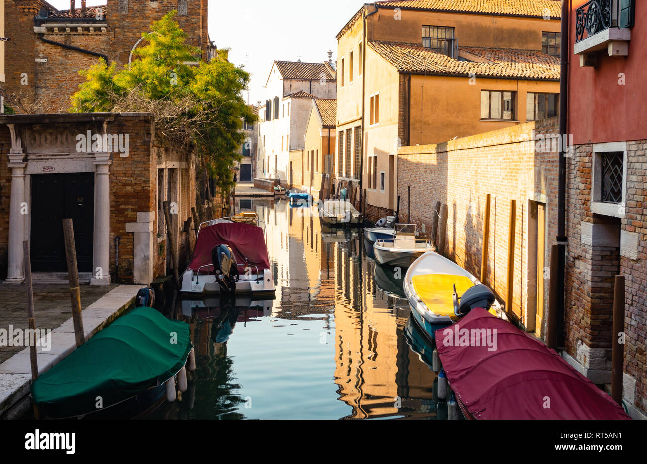 Le barche sono il parcheggio su entrambi i lati di un iconico Canal a Venezia Foto Stock