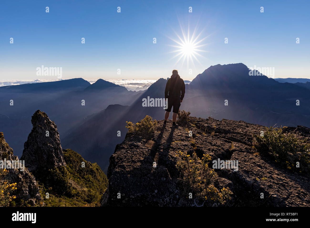 Reunion, Reunion National Park, Maido Viewpoint, vista dal vulcano Maido di Cirque de Mafate, Gros Morne e Piton des Neiges, escursionista maschio Foto Stock