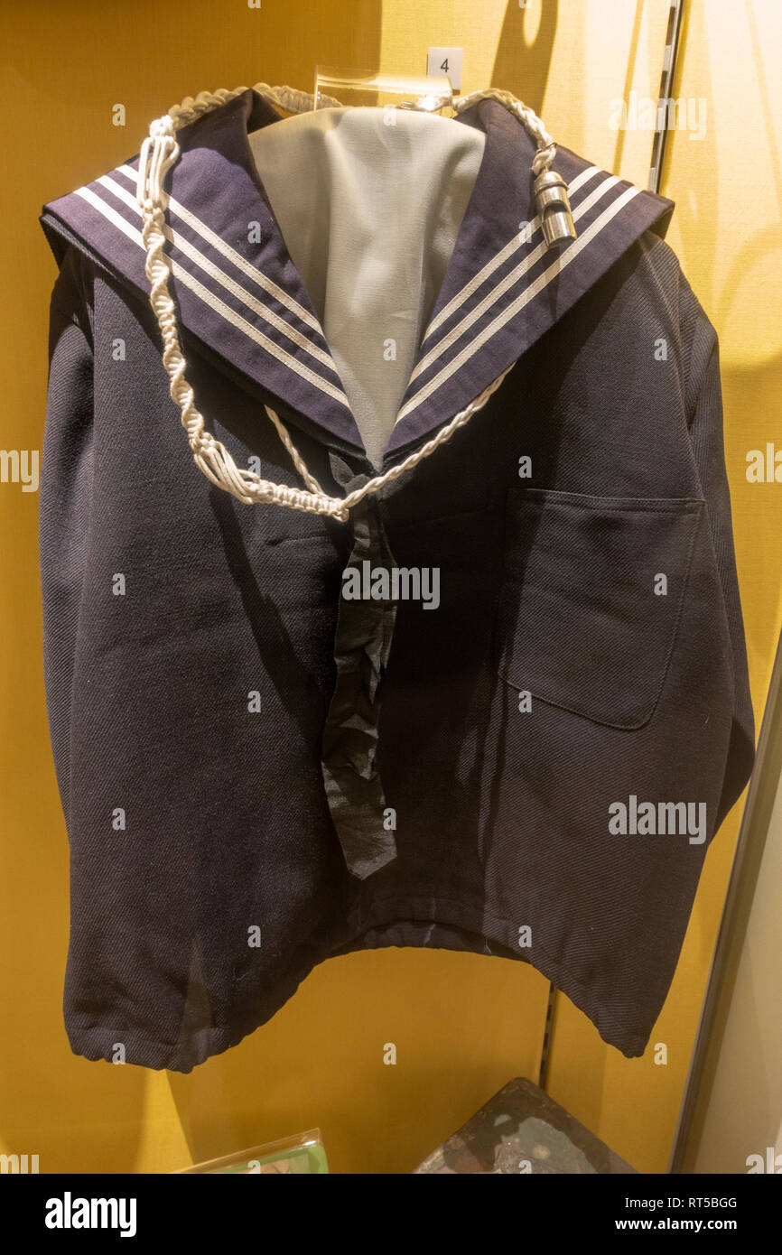 Un ragazzo del marinaio suit giacca di lana blu da c.1900 nel Museo del  Castello di York e York, nello Yorkshire, Regno Unito Foto stock - Alamy