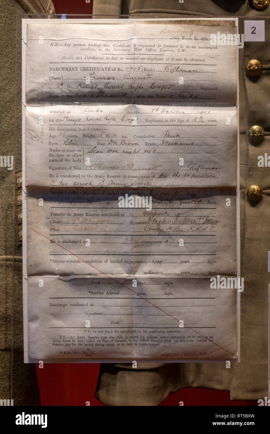 Forma dell'esercito D. 426. Certificato di scarico, il trasferimento alla riserva di esercito, pergamena certificato di scarico, ottobre 1909, Museo del Castello di York e York, UK. Foto Stock