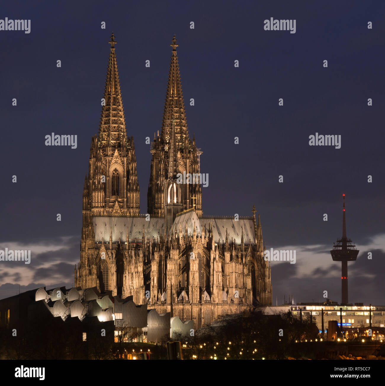 Germania, Colonia, illuminate Museo Ludwig, Cattedrale di Colonia e la torre della televisione al crepuscolo Foto Stock