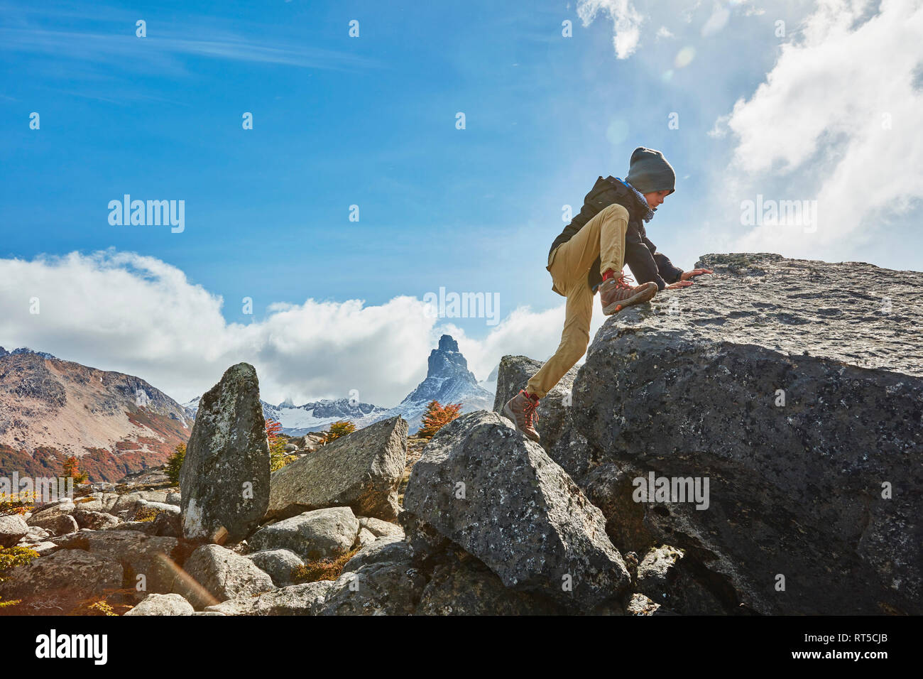 Il Cile, Cerro Castillo, ragazzo arrampicata su roccia in mountainscape Foto Stock