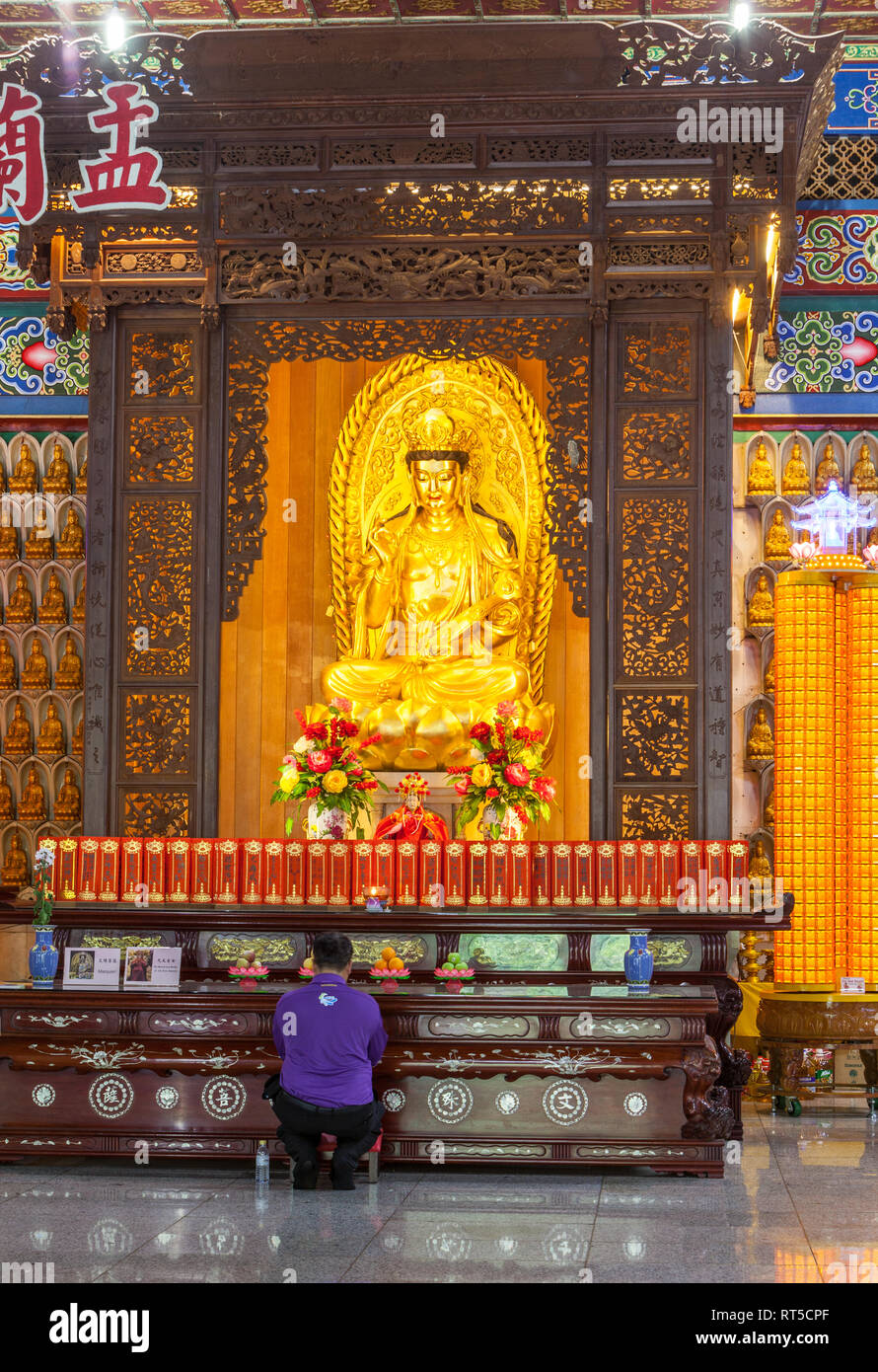 Adoratore di pregare nel Santuario di Manjusri () Manjushri Bodhisattva della saggezza, Kek Lok Si tempio buddista, George Town, Penang, Malaysia. Foto Stock