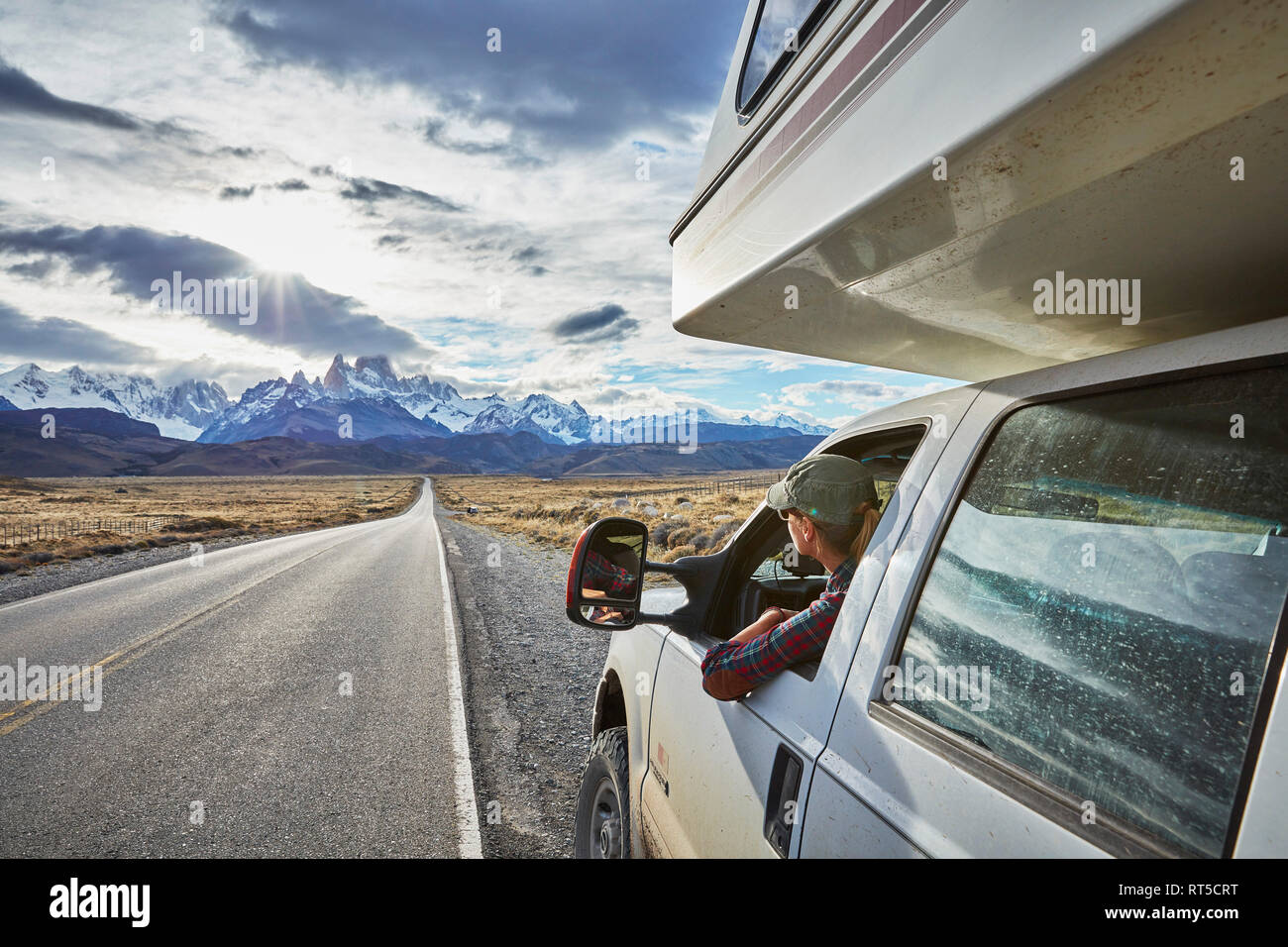 Argentina, Patagonia, El Chalten, donna guardando fuori della finestra in camper sulla strada verso Fitz Roy Foto Stock