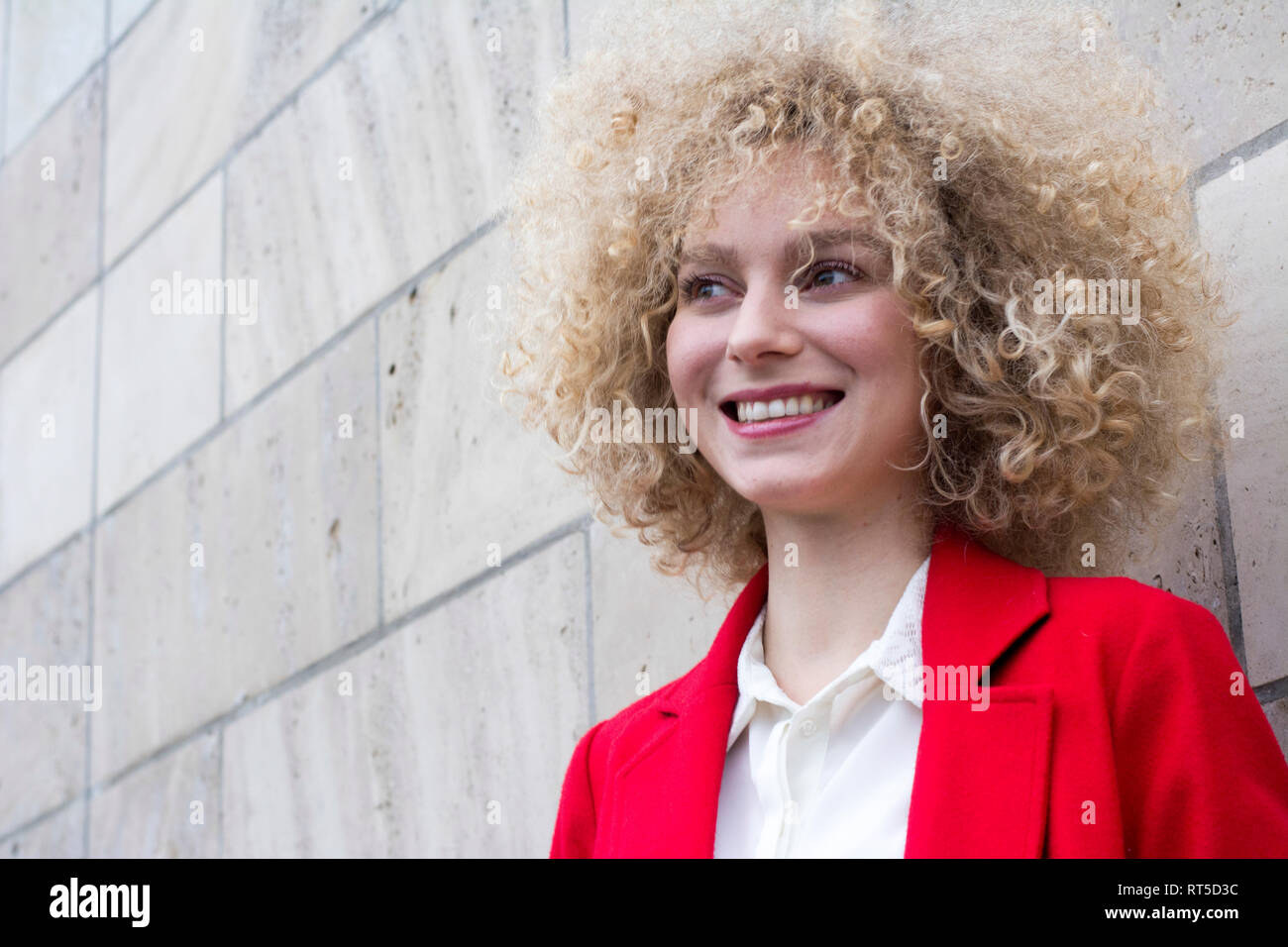 Ritratto di ridere donna bionda con boccoli Foto Stock