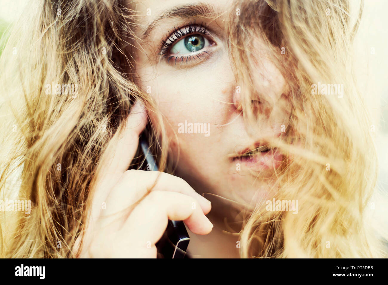 Ritratto di giovane donna al telefono, close-up Foto Stock