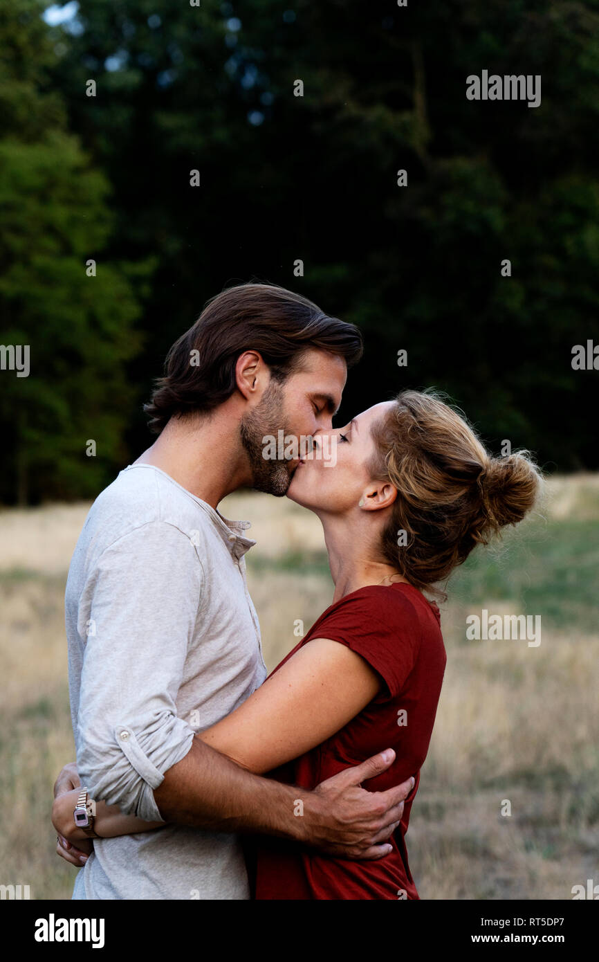 Affettuosa giovane baciare in natura Foto Stock