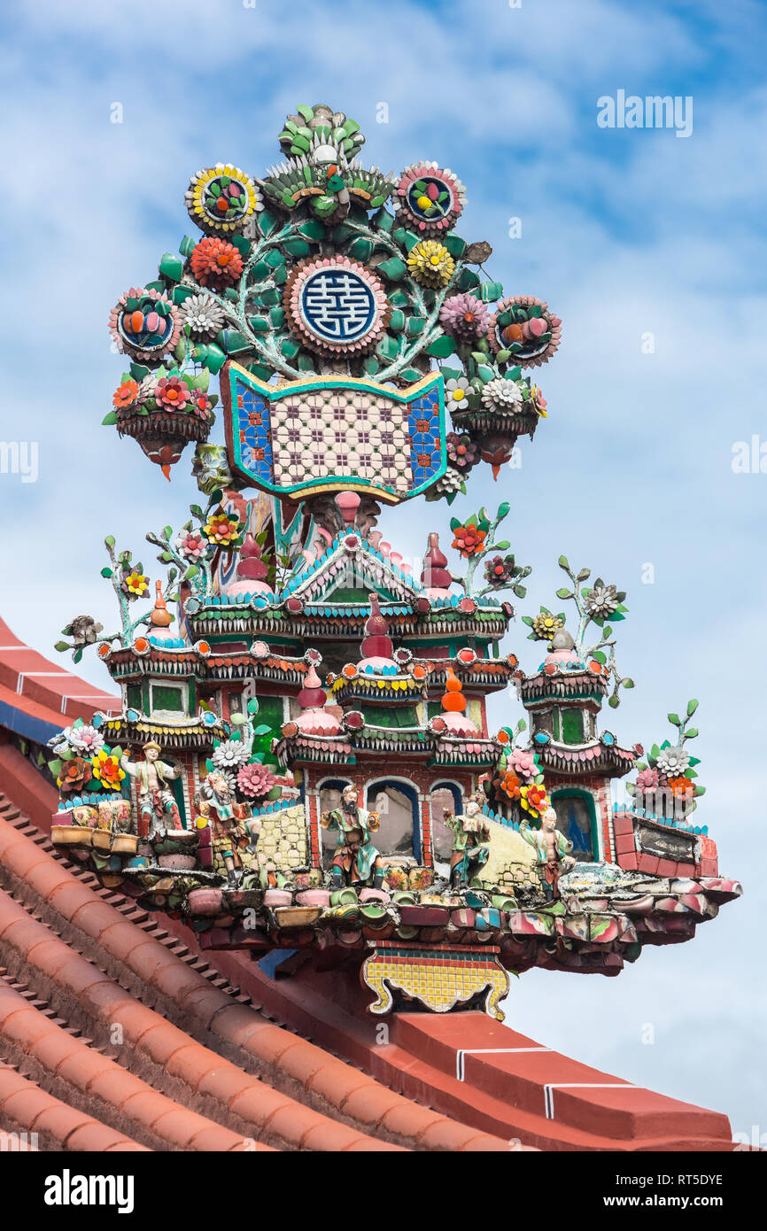 George Town, Penang, Malaysia. Taoista decorazione del tetto, il Tempio della Dea della Misericordia, Kuan Yin Teng, Kong Hock Keong. Foto Stock