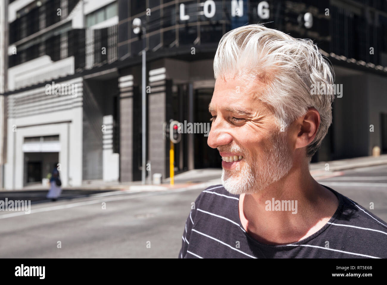 Ritratto di un uomo maturo, passeggiate in città Foto Stock