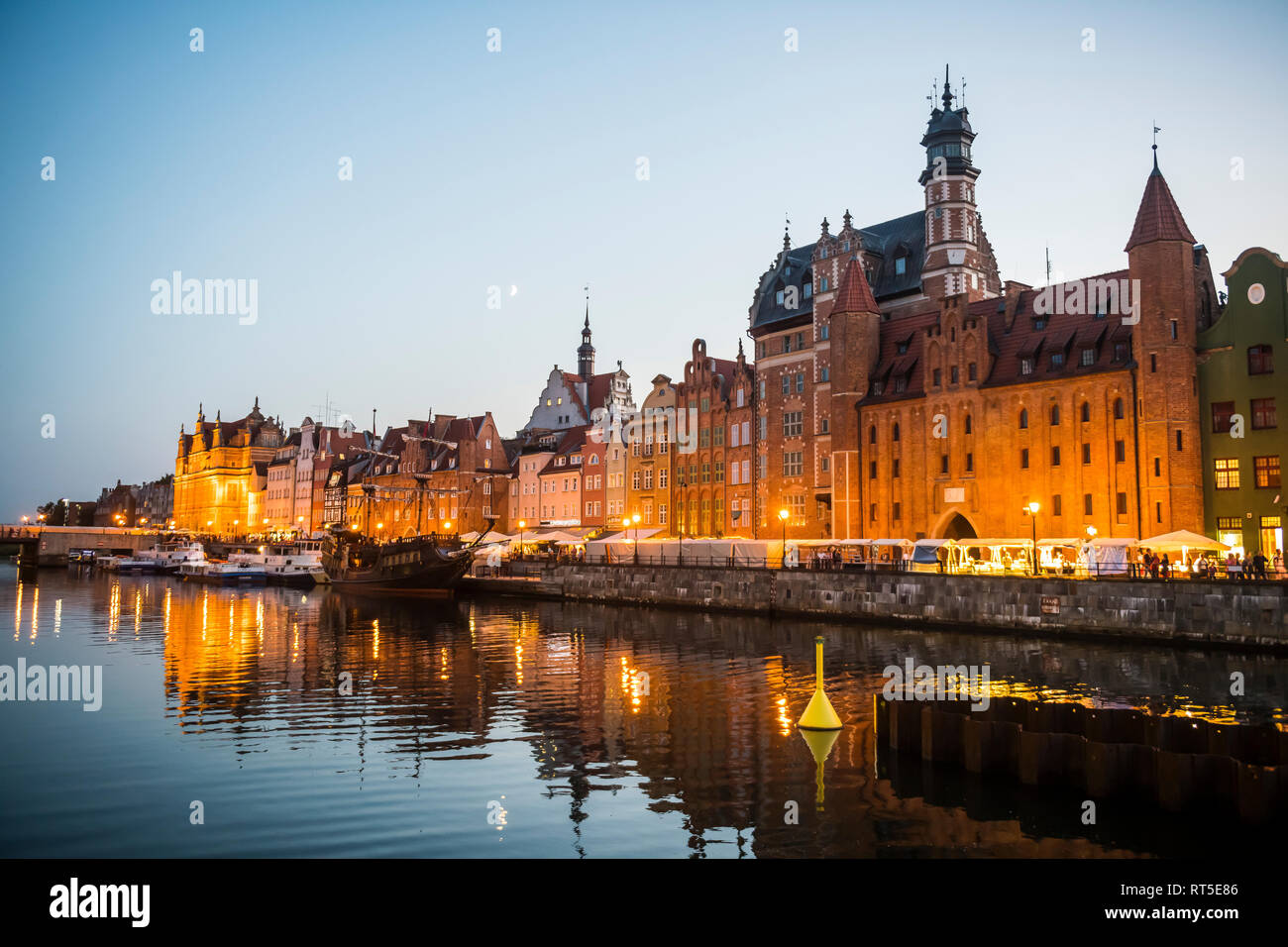 La Polonia, Gdansk, Lega Anseatica Case sul fiume Motlawa al crepuscolo Foto Stock